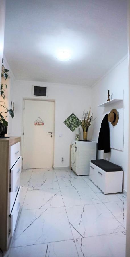 Tole Apartment *