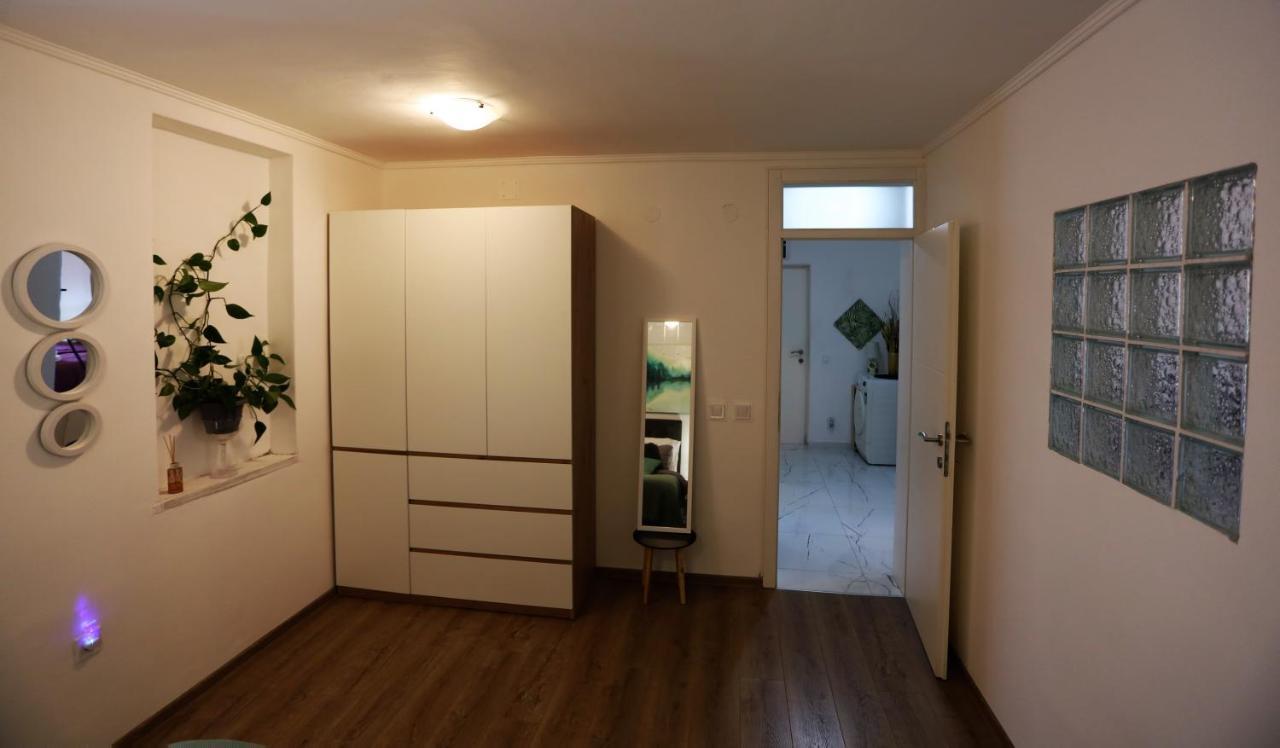 Apartment Tole