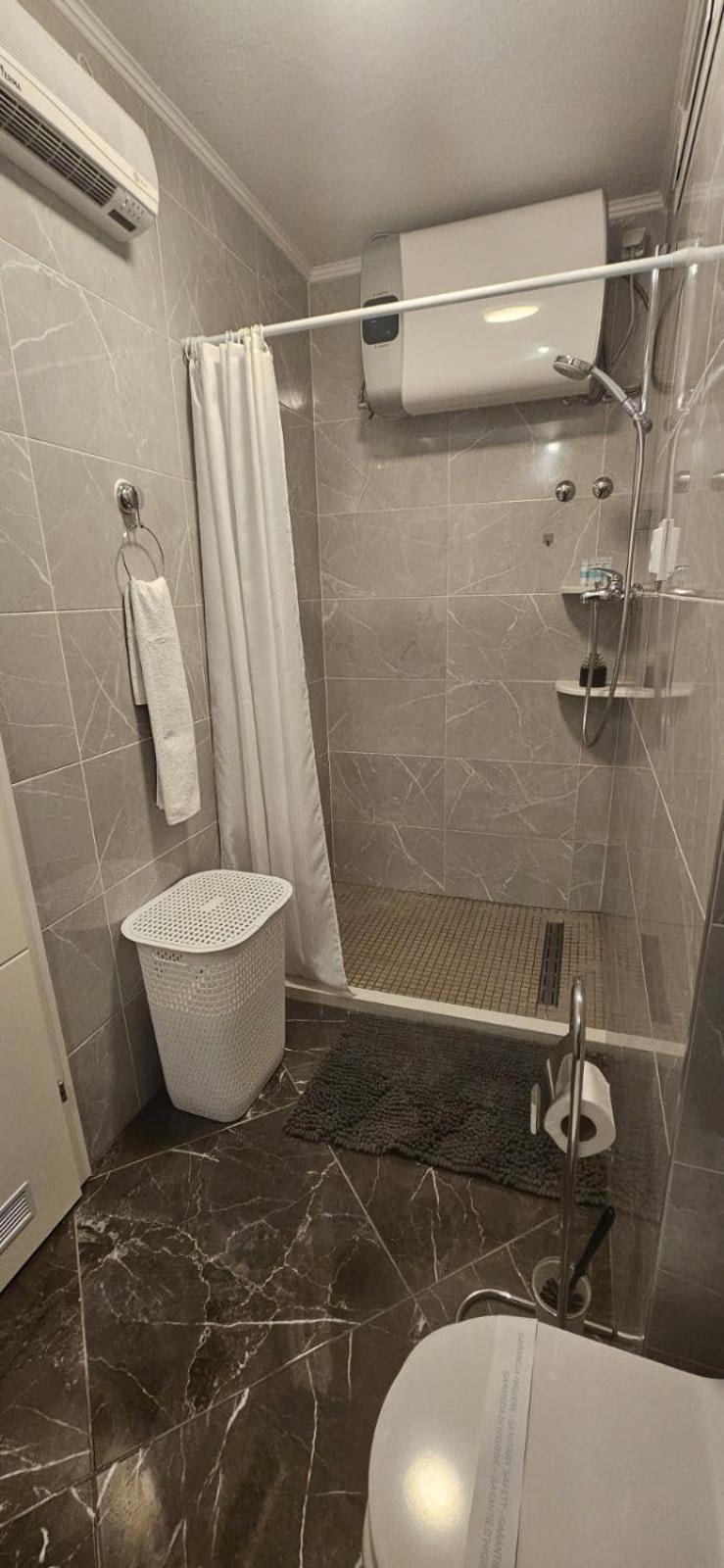 Tole Apartment *