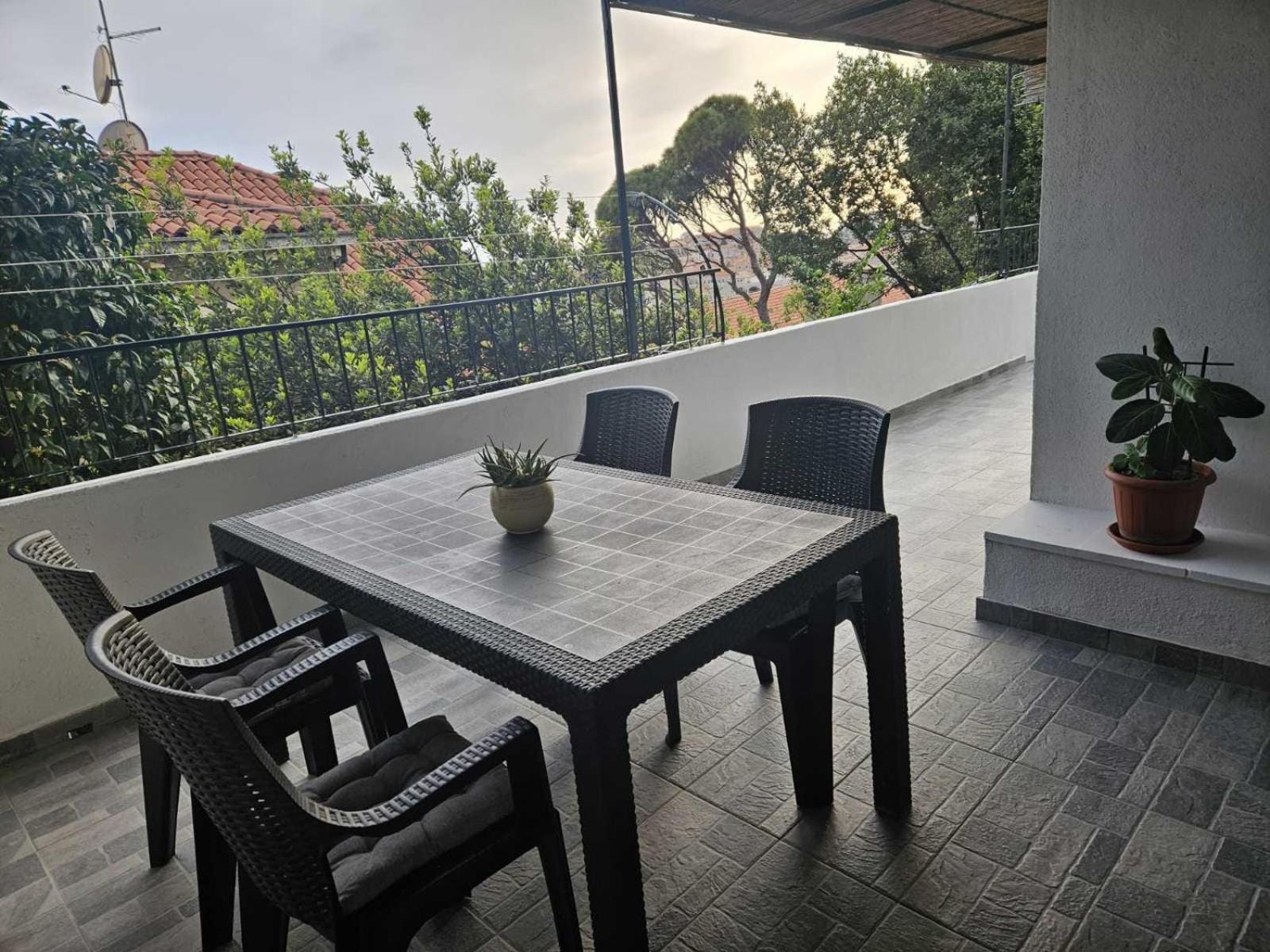 Tole Apartment