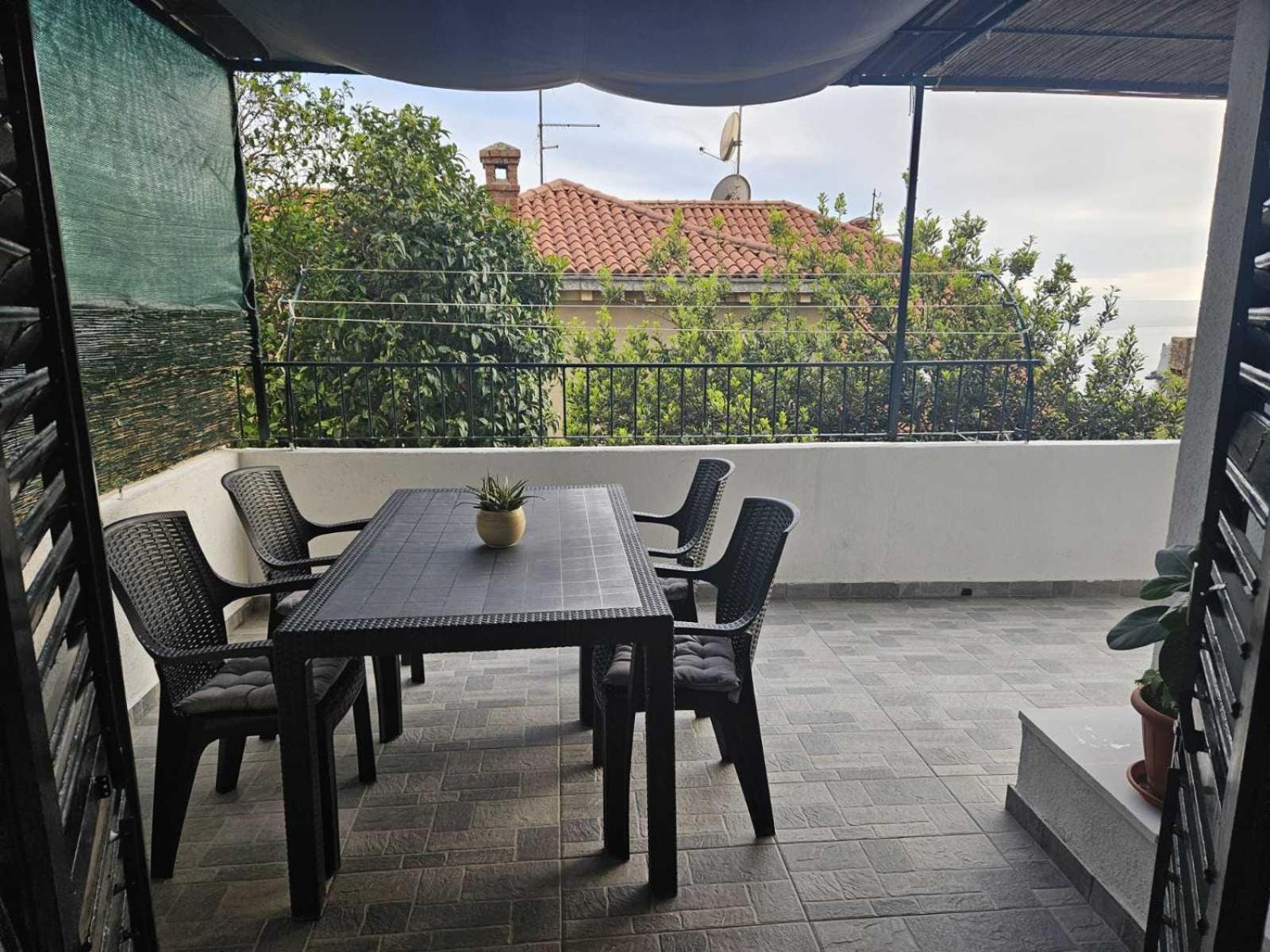 Apartment Tole *